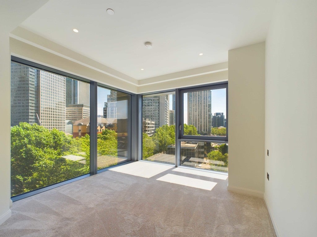 Flat Aspen Way in Greater London