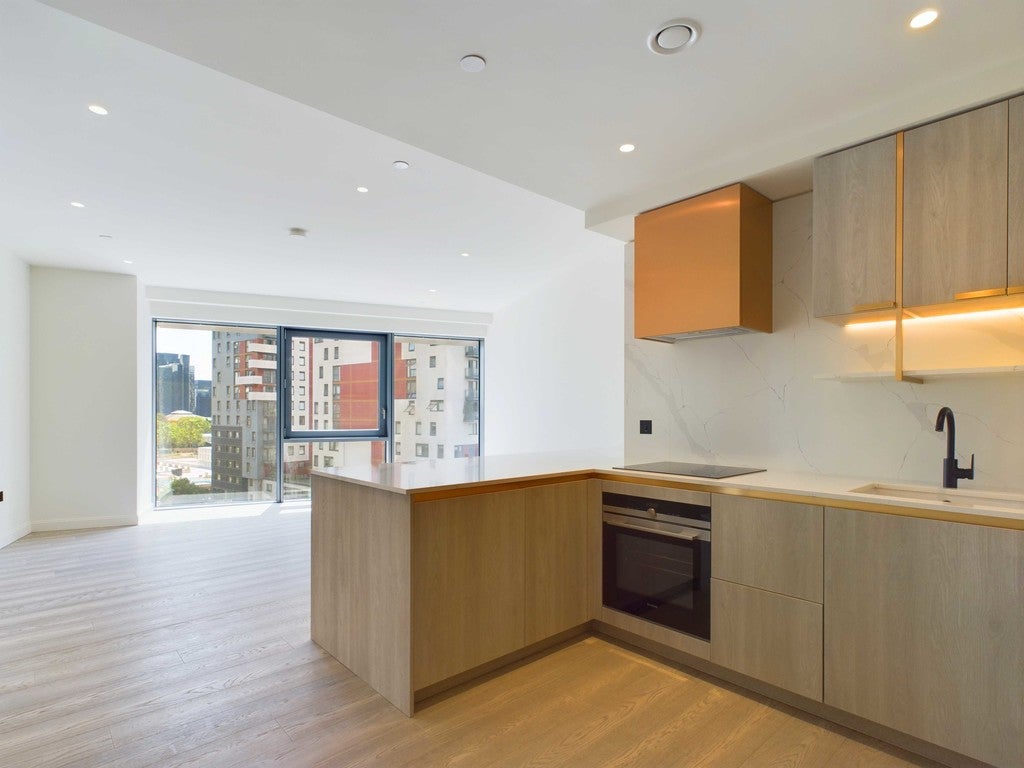 Flat Aspen Way in Greater London