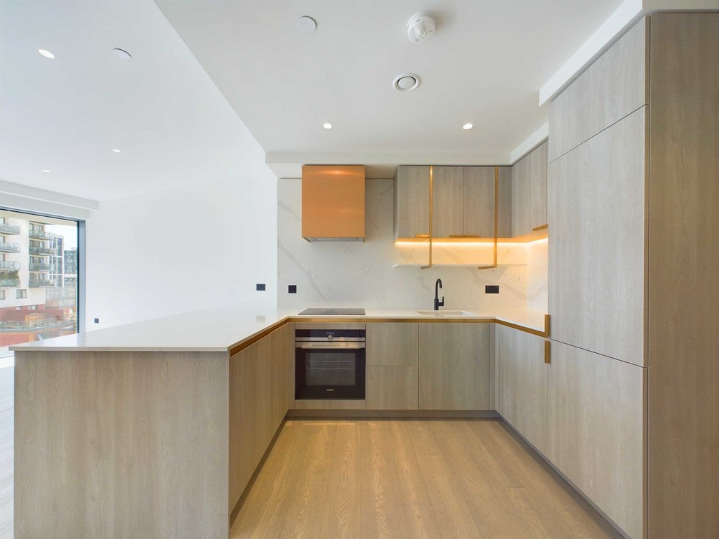 Flat Aspen Way in Greater London