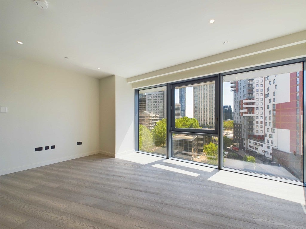 Flat Aspen Way in Greater London