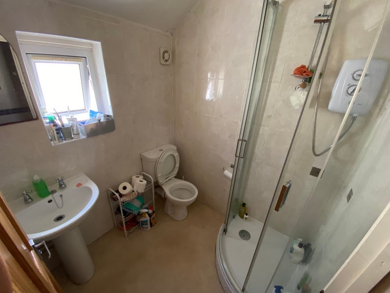 Room Tewkesbury Place in Cardiff