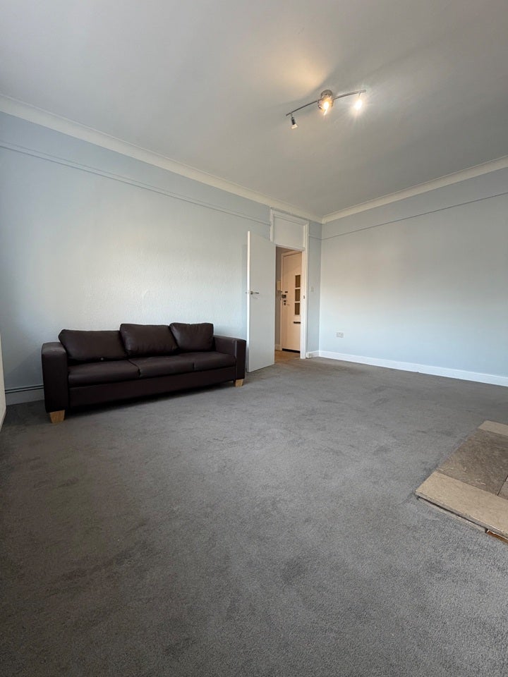 Flat Christchurch Avenue in Greater London