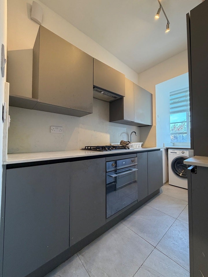 Flat Christchurch Avenue in Greater London