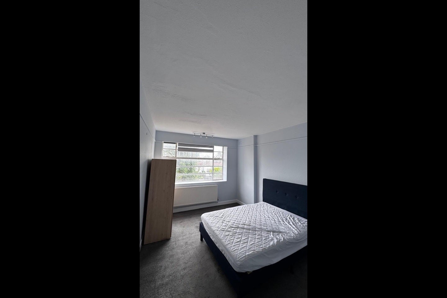 Flat Christchurch Avenue in Greater London