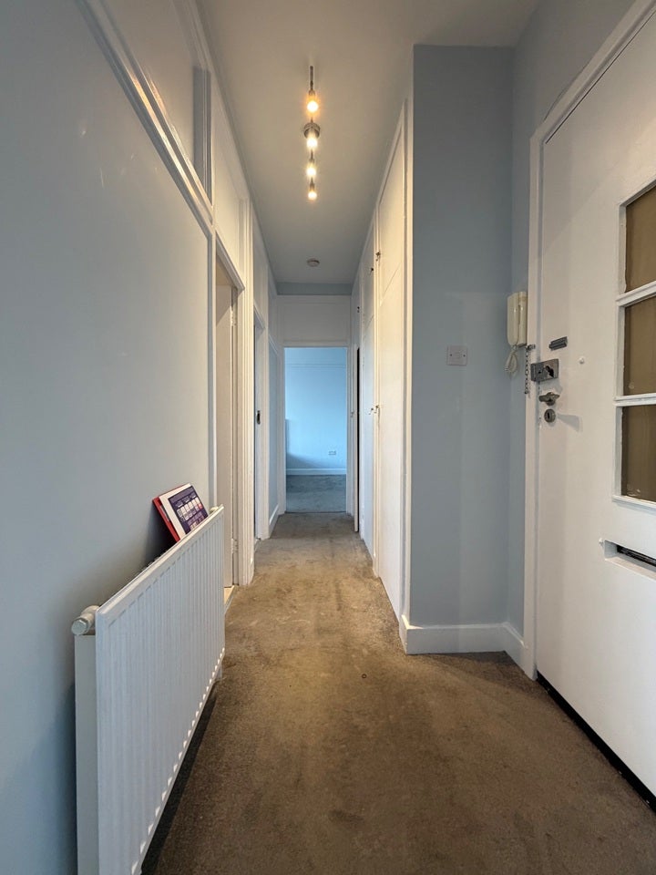 Flat Christchurch Avenue in Greater London