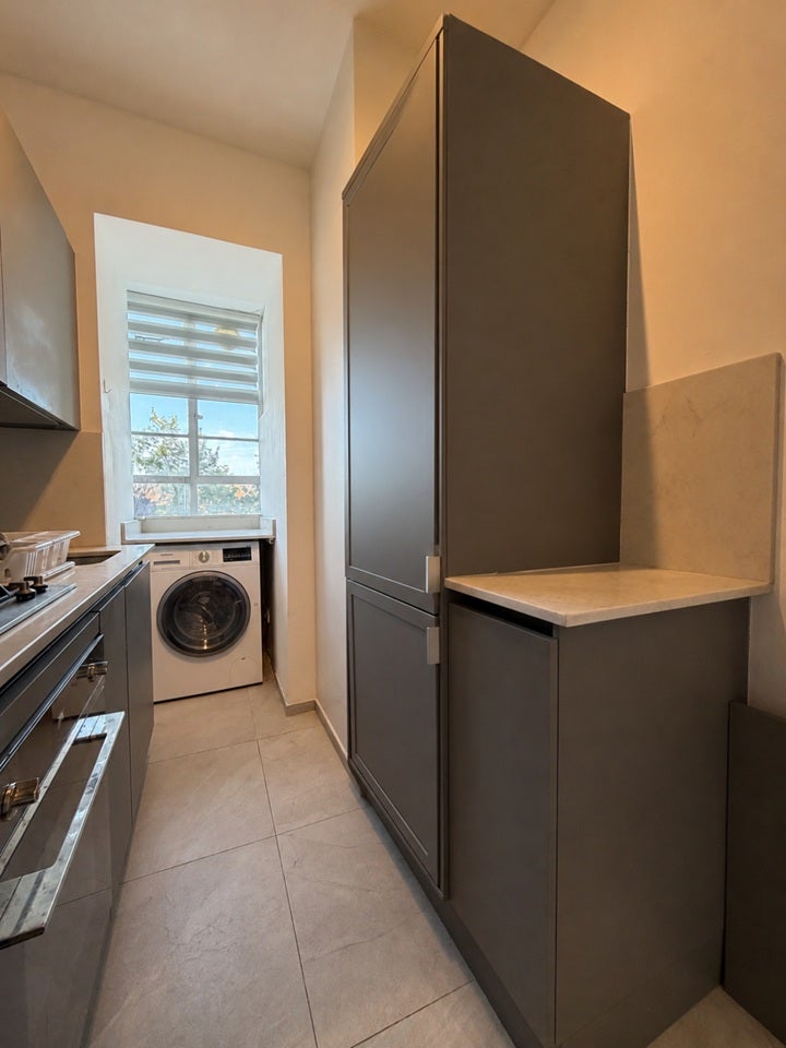 Flat Christchurch Avenue in Greater London