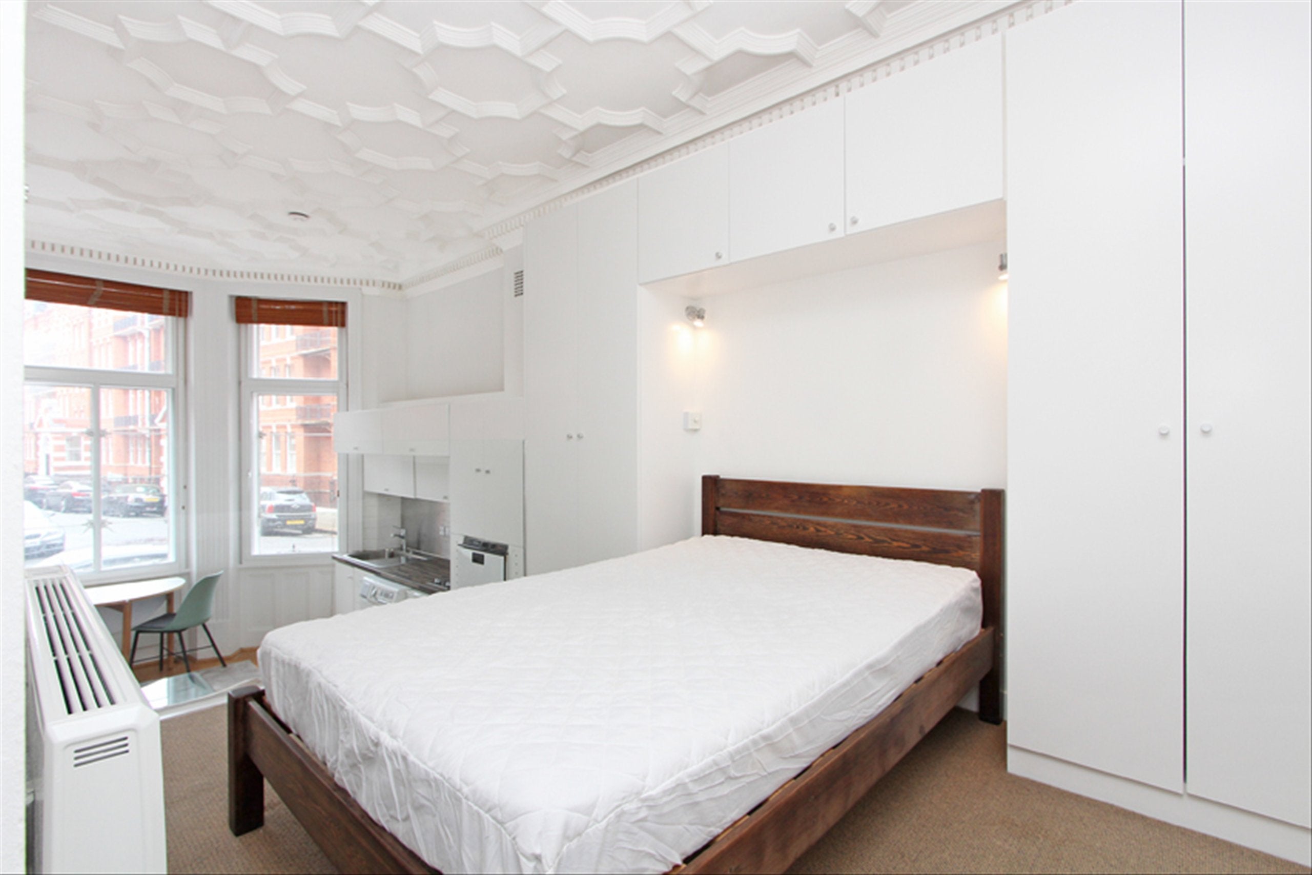 Flat Kensington Court in Greater London