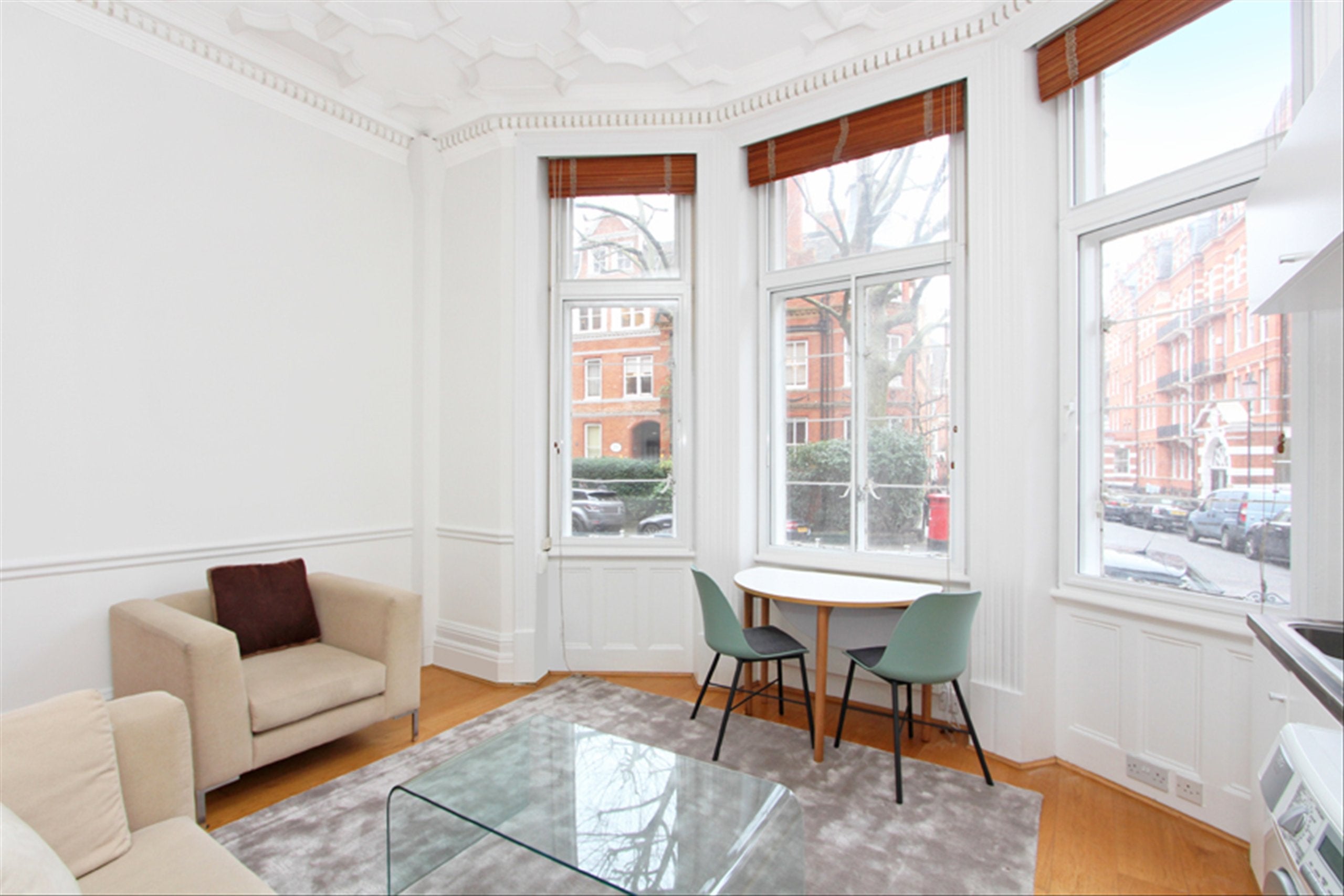 Flat Kensington Court in Greater London