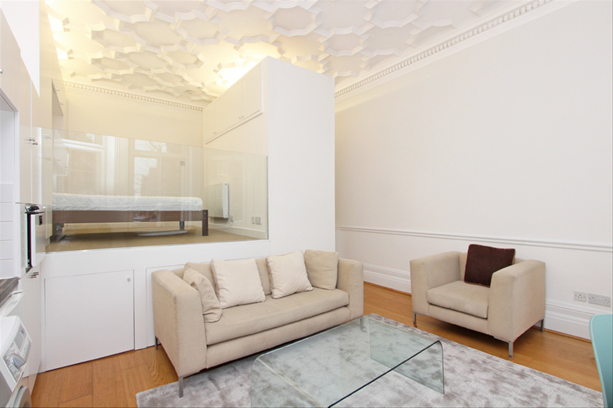 Flat Kensington Court in Greater London