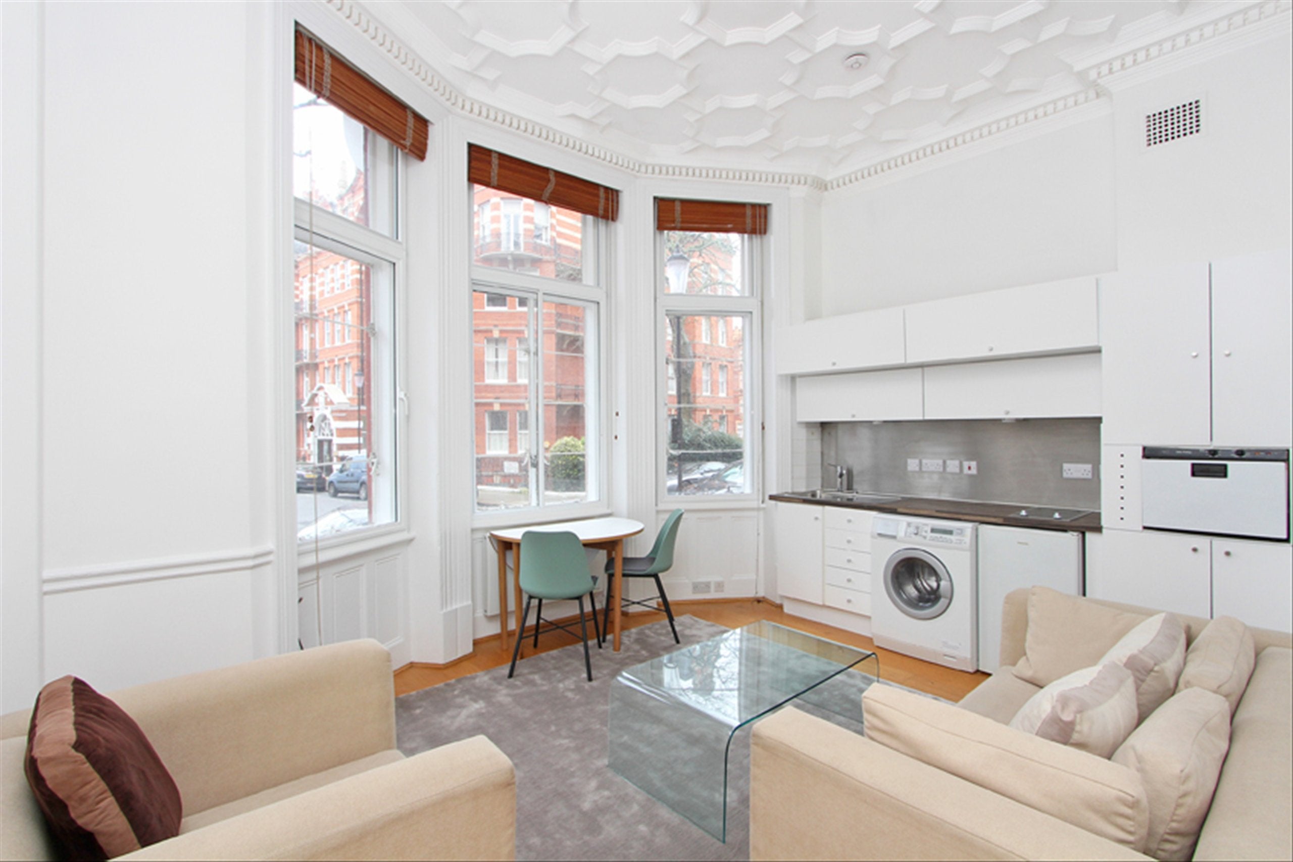 Flat Kensington Court in Greater London