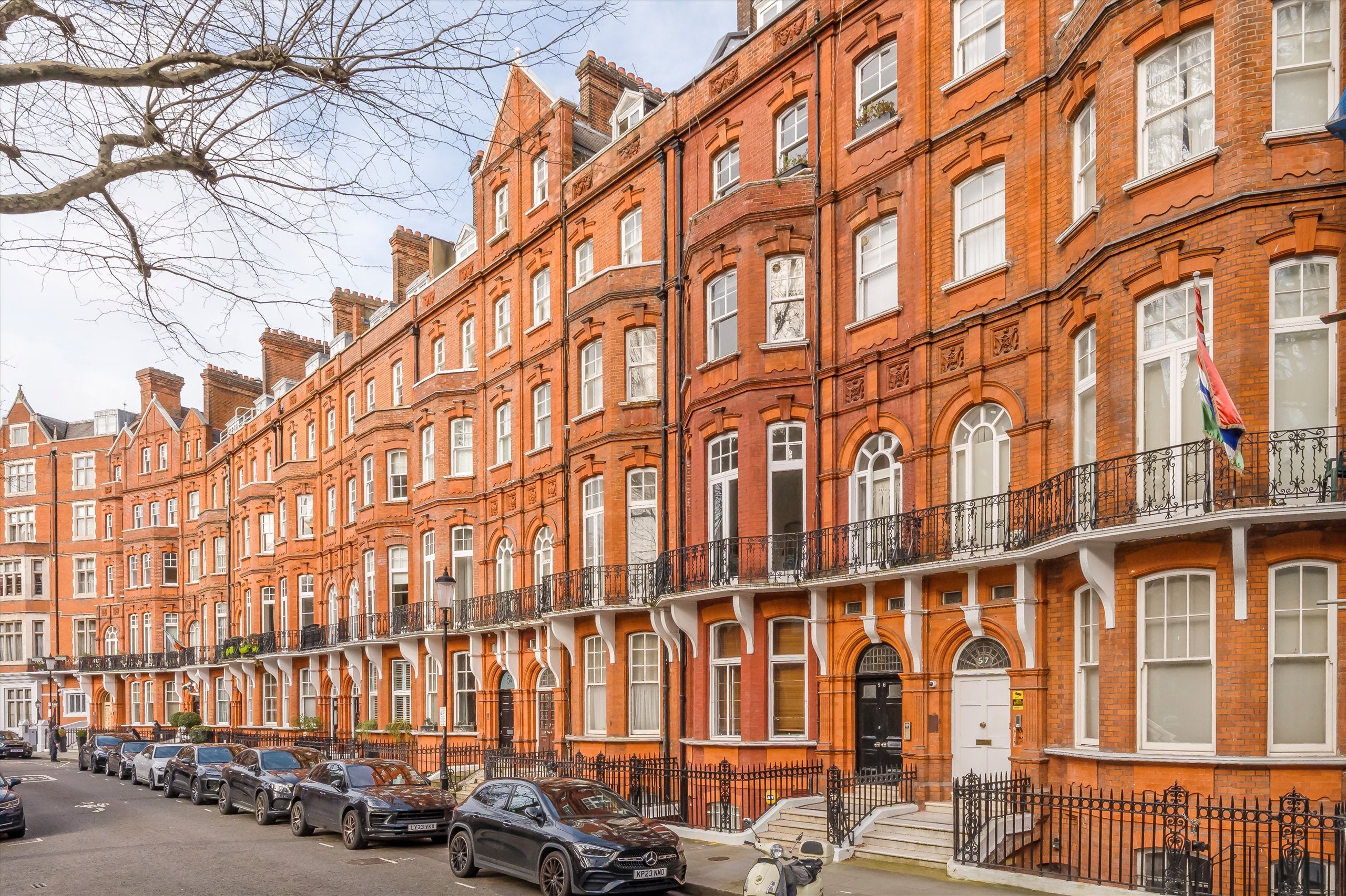 Flat Kensington Court in Greater London
