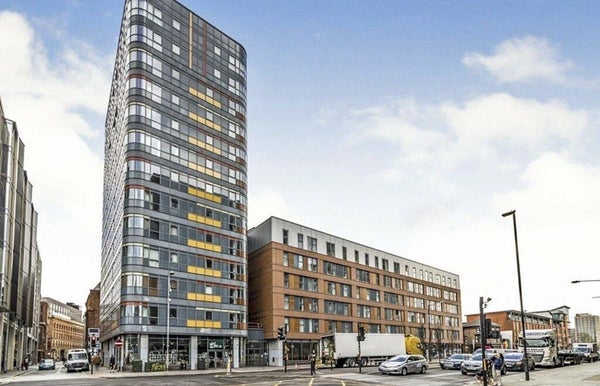 Flat Oldham Road in Manchester