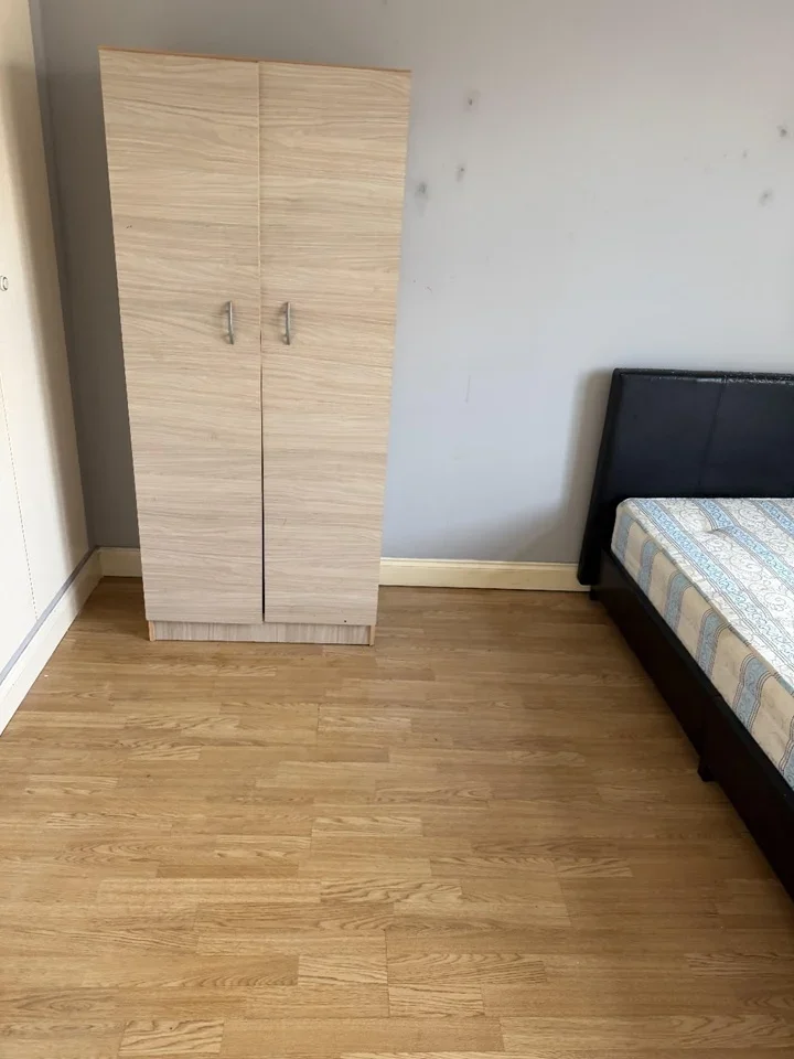 Flat Eccleston Road in Greater London