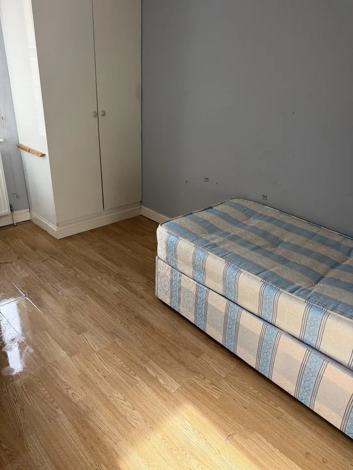 Flat Eccleston Road in Greater London