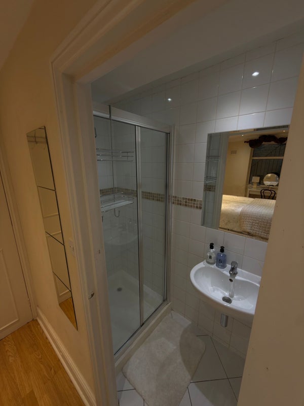 Room Bakersfield in Greater London