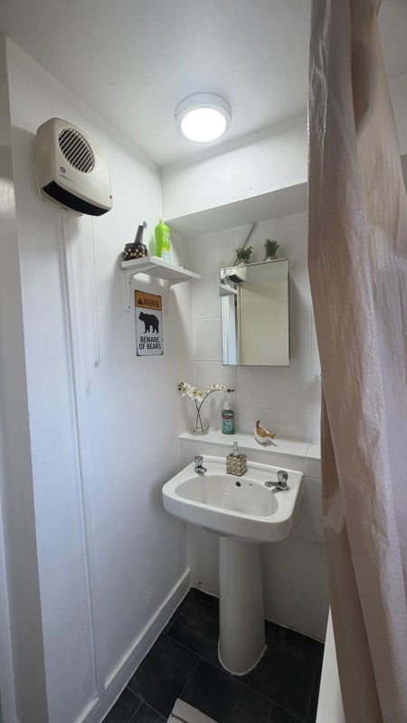 Room Bakersfield in Greater London