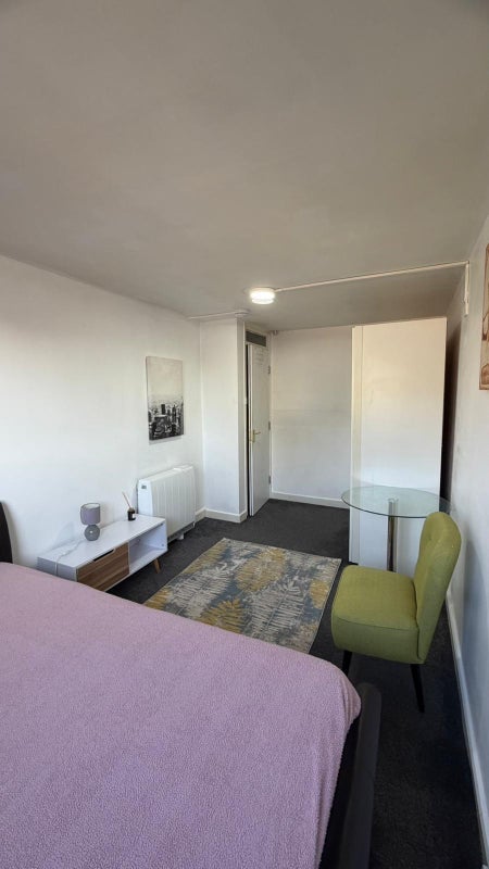 Room Bakersfield in Greater London