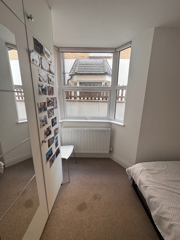 Room Crewdson Road in Greater London