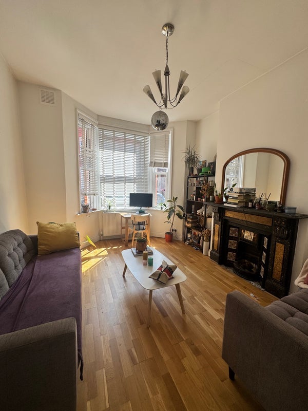 Room Crewdson Road in Greater London