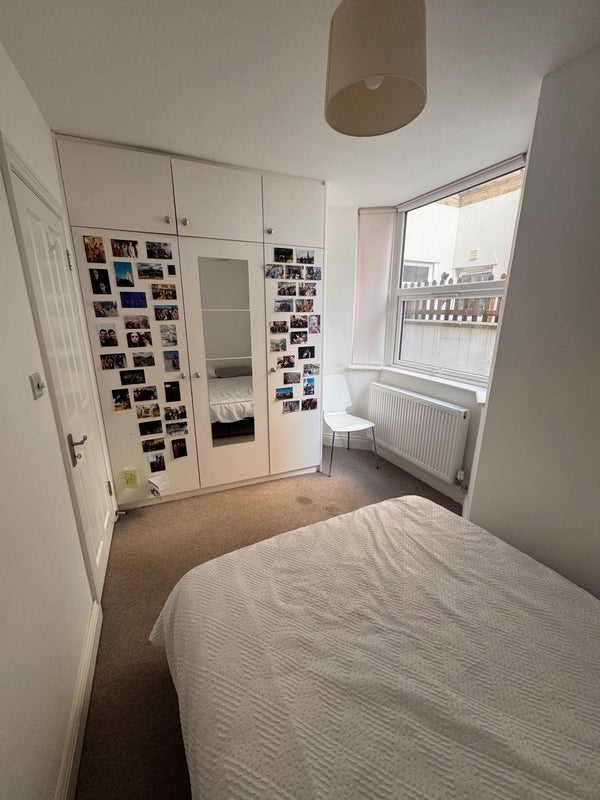 Room Crewdson Road in Greater London