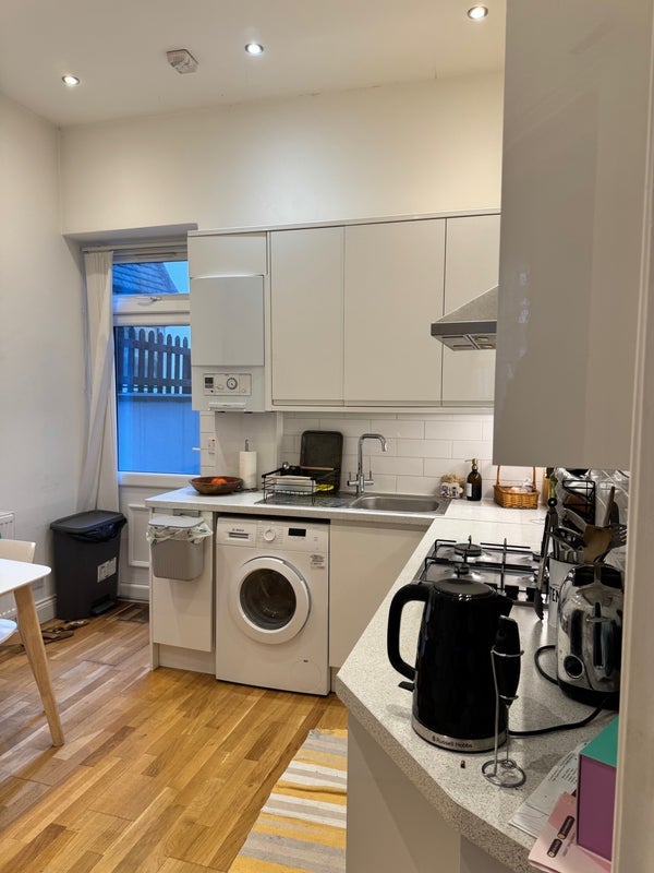 Room Crewdson Road in Greater London