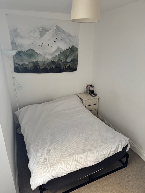 Room Crewdson Road in Greater London