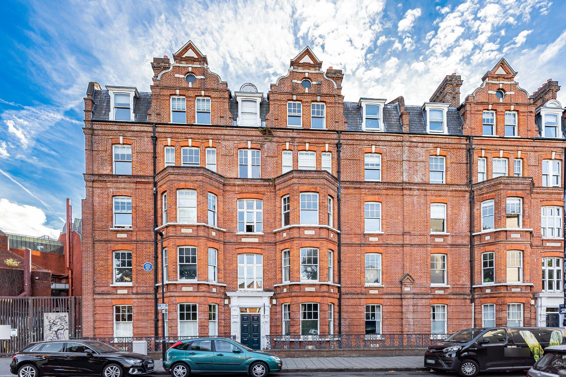 Flat Canterbury Crescent in Greater London
