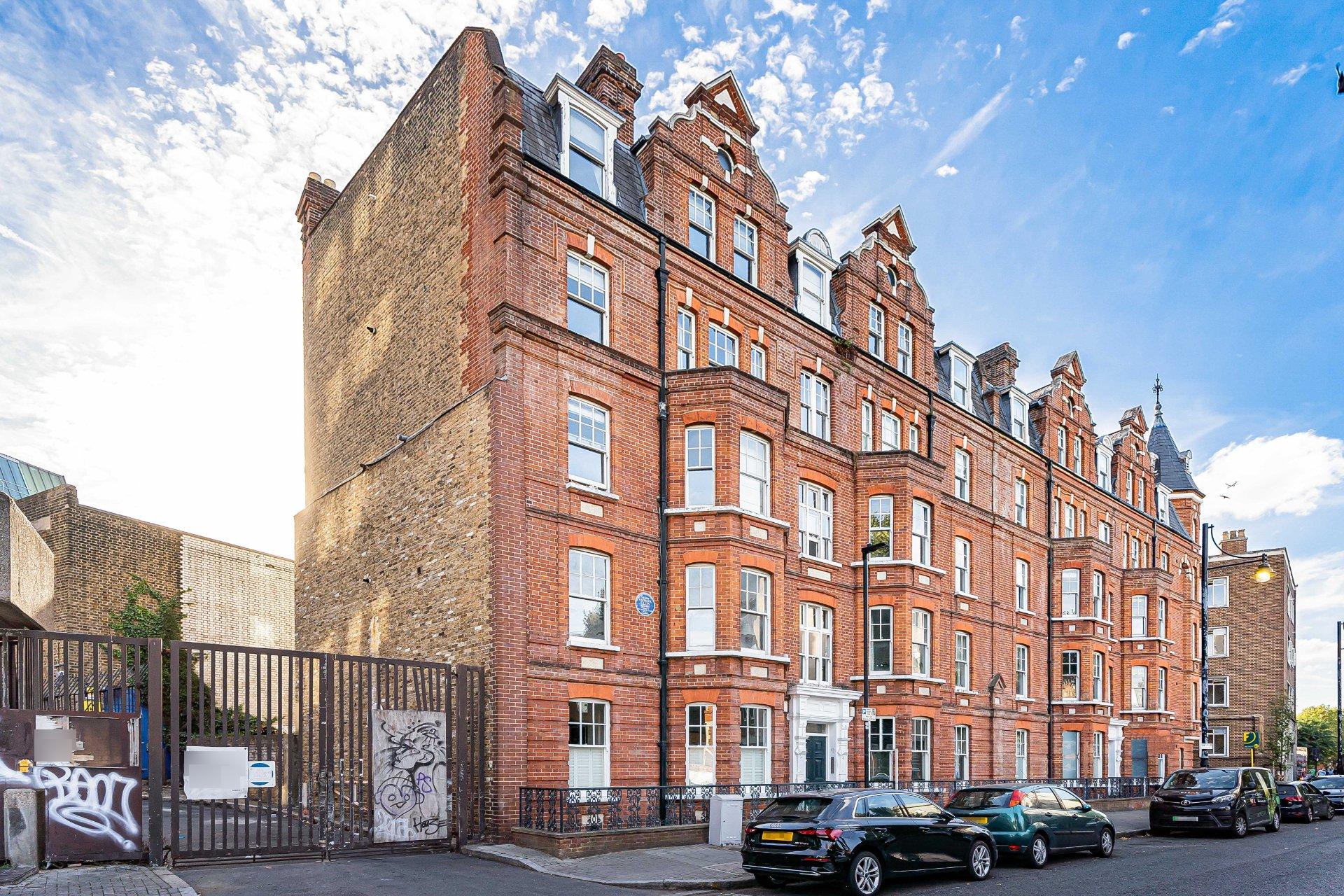 Flat Canterbury Crescent in Greater London