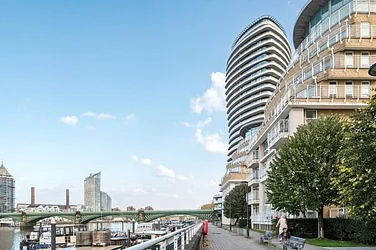 Flat Lombard Road in Greater London