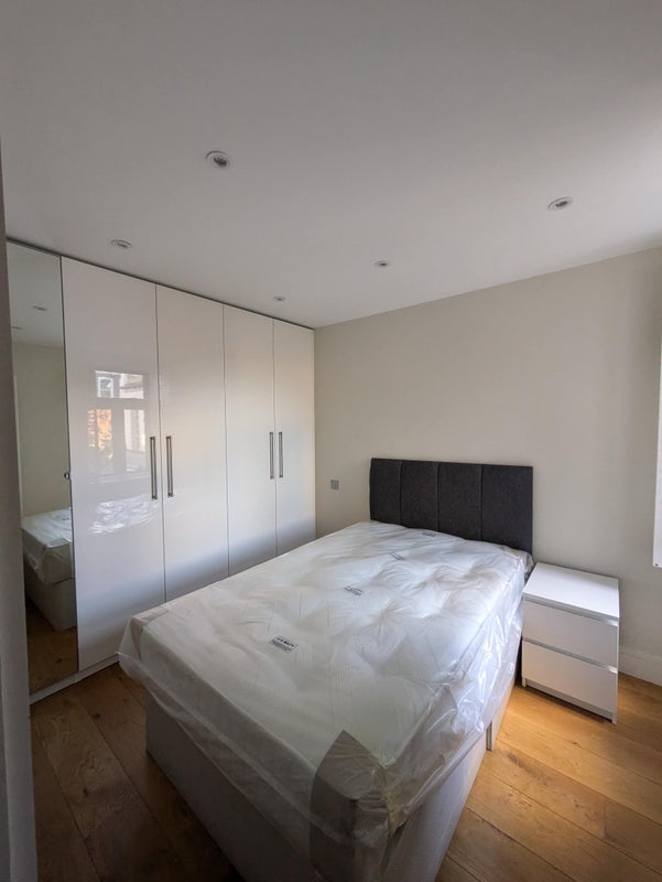 Room Seymour Road in Greater London