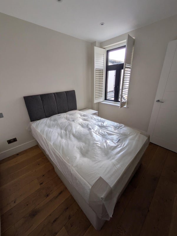 Room Seymour Road in Greater London