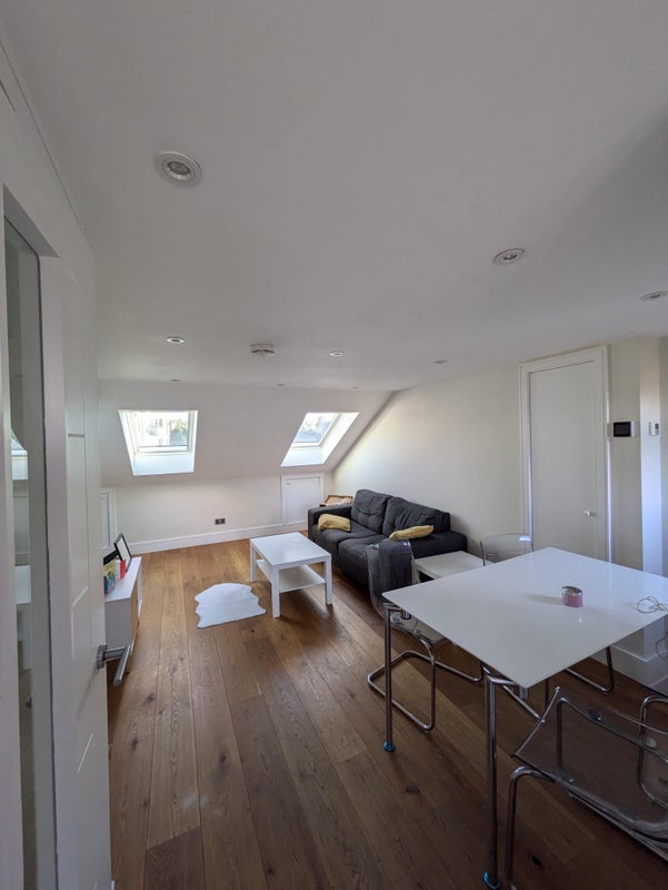 Room Seymour Road in Greater London