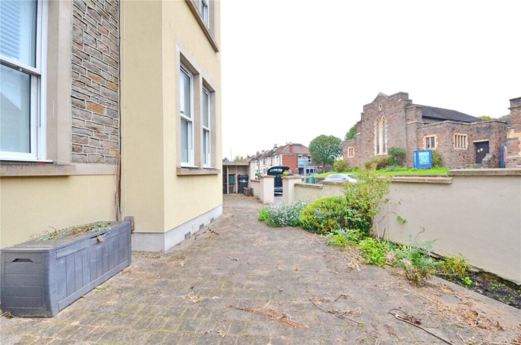 Flat Gloucester Road in Bristol