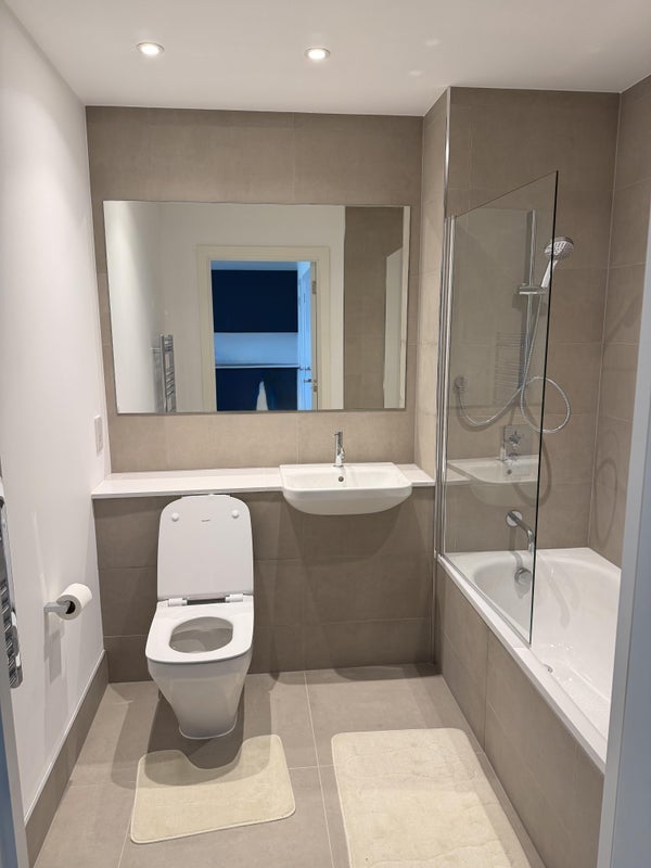 Room Munton Road in Greater London