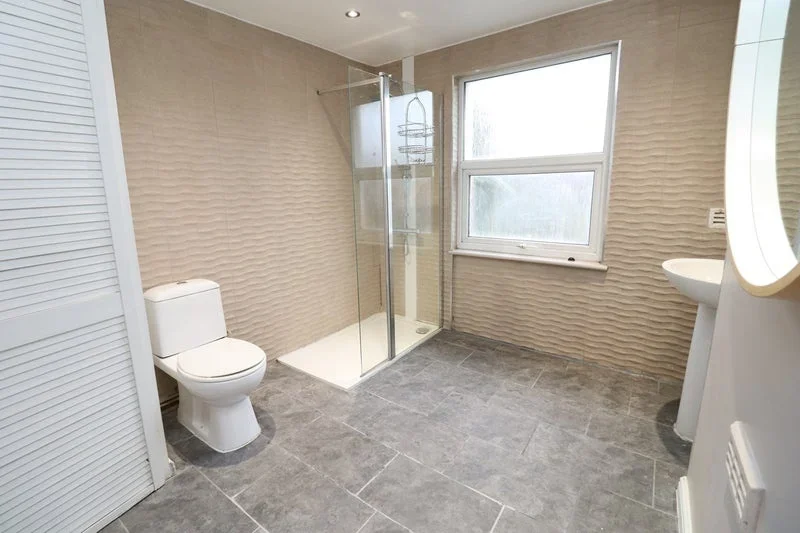 Room Ravenshaw Street in Greater London