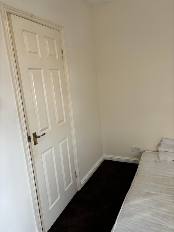 Room Drakewood Road in Greater London