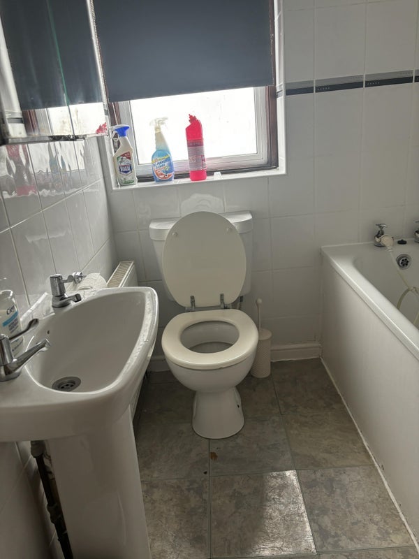 Room Drakewood Road in Greater London