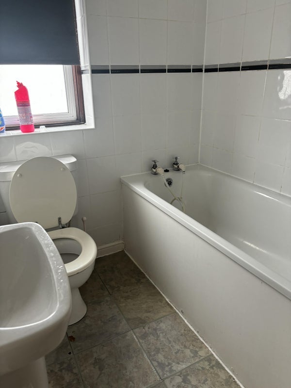 Room Drakewood Road in Greater London