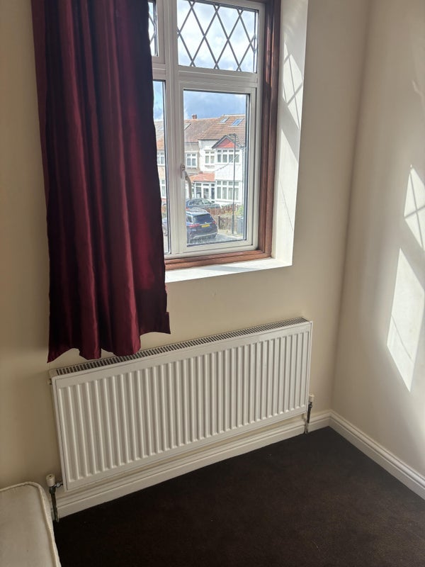 Room Drakewood Road in Greater London