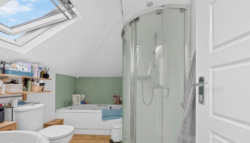 Flat Moreton Road in Greater London