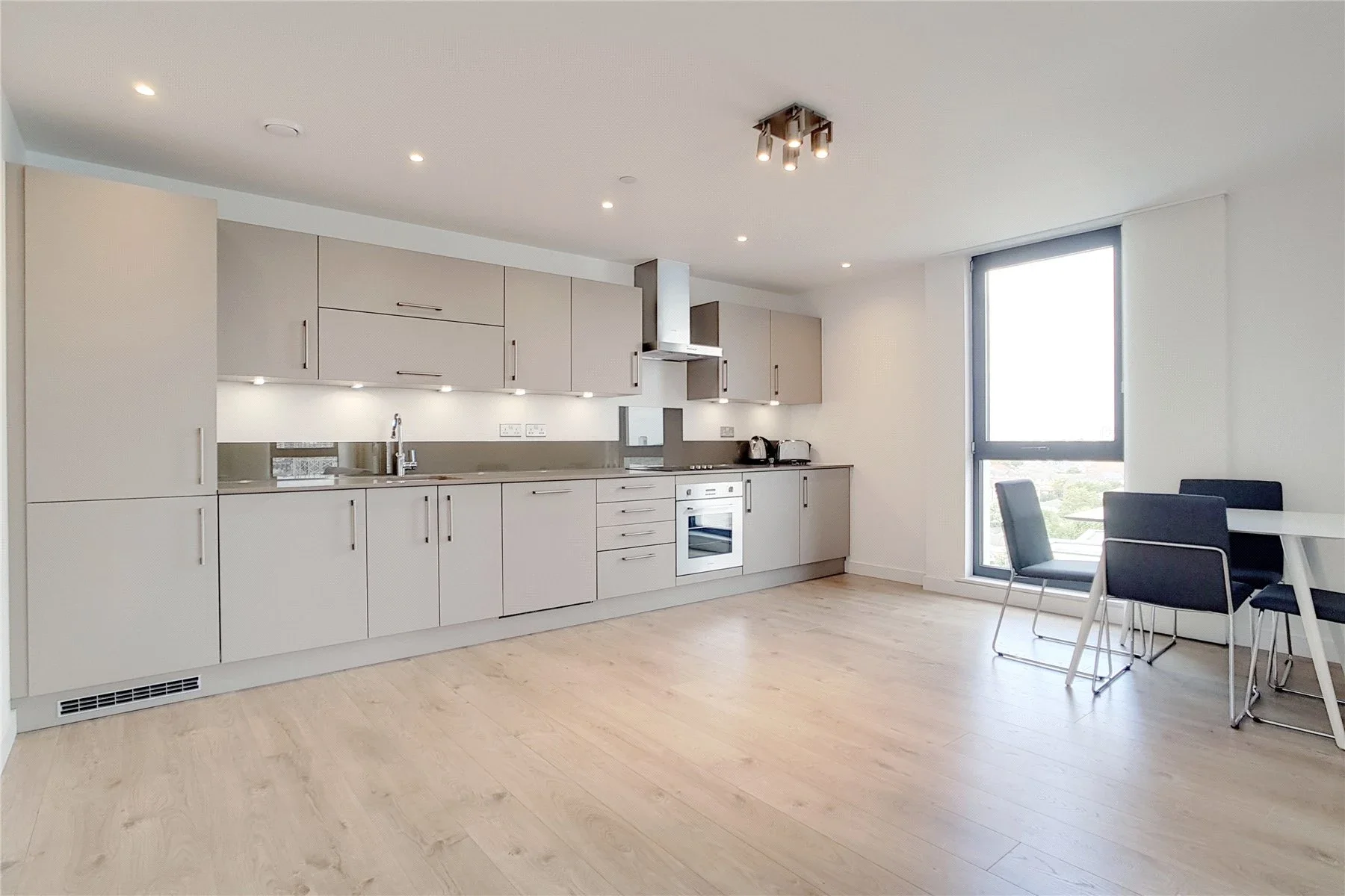 Flat Rotherhithe New Road in Greater London