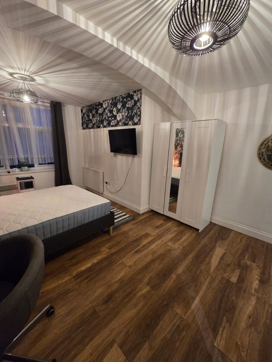 Room Station Parade in Greater London
