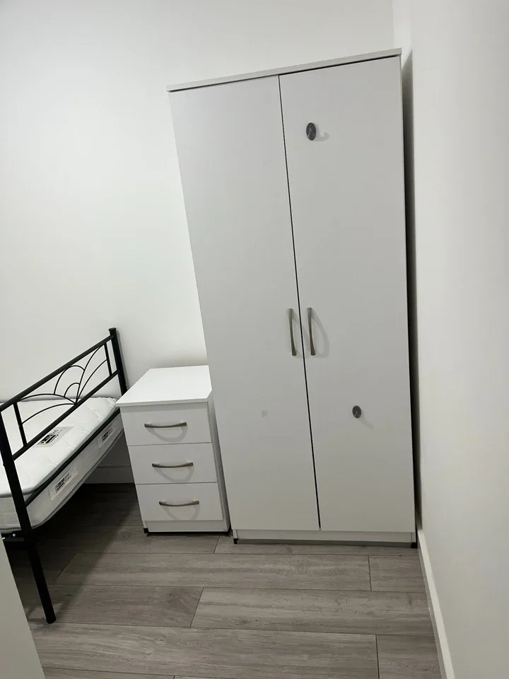 Room West Walk in Greater London