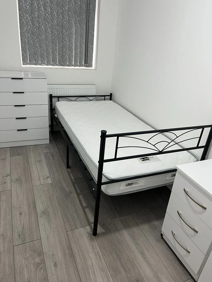 Room West Walk in Greater London