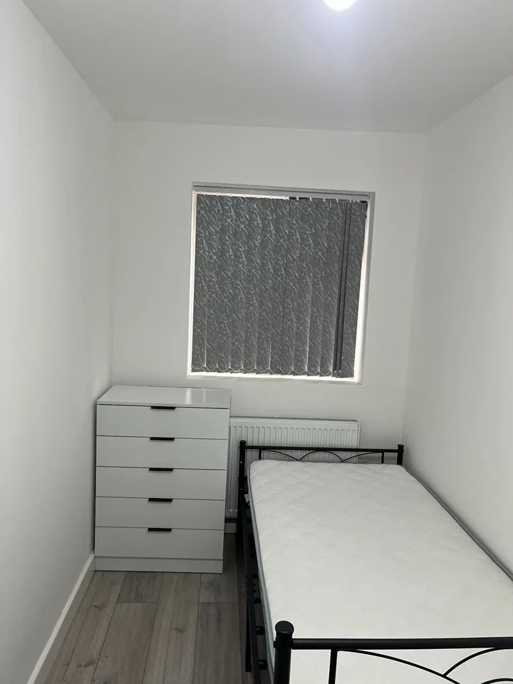 Room West Walk in Greater London