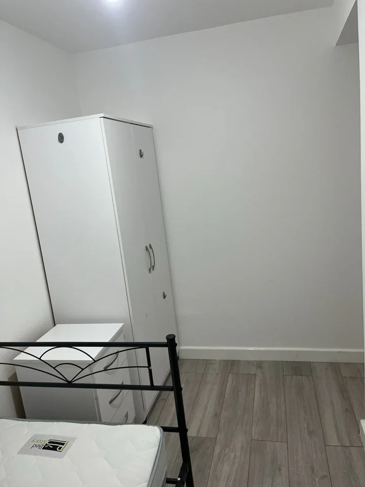 Room West Walk in Greater London