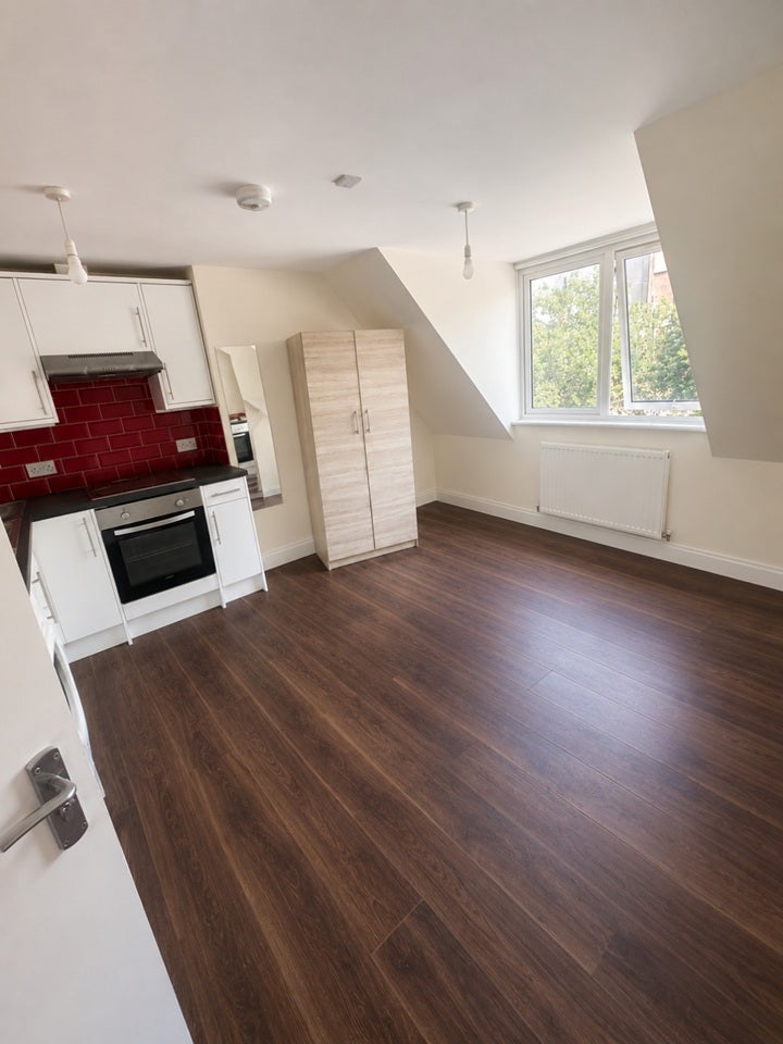 Flat Barclay Road in Greater London