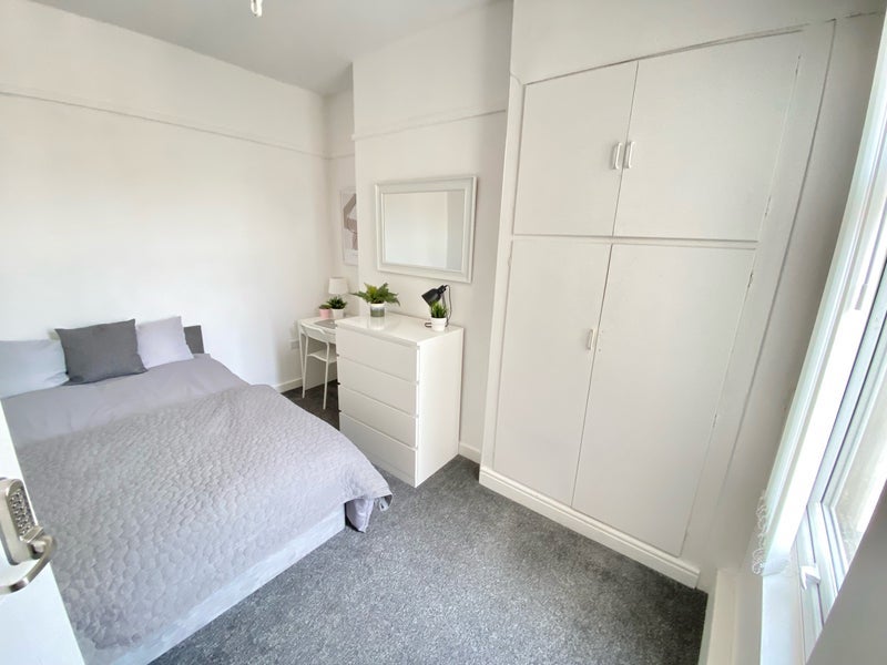 Room Kings Road in Bootle