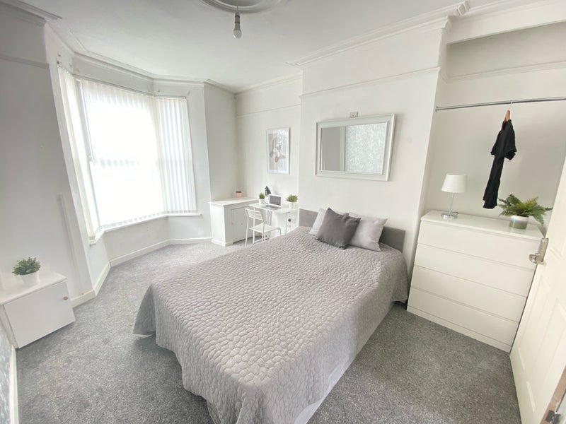 Room Kings Road in Bootle