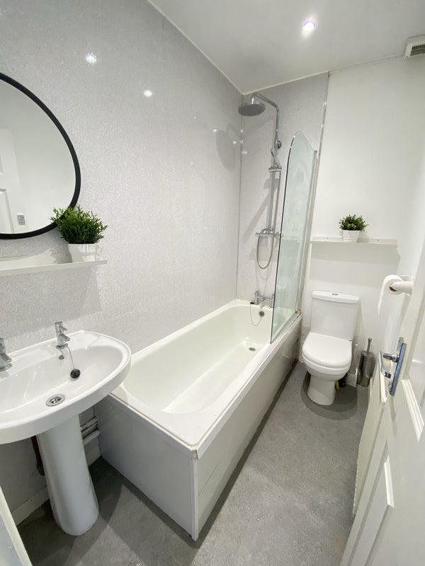 Room Kings Road in Bootle